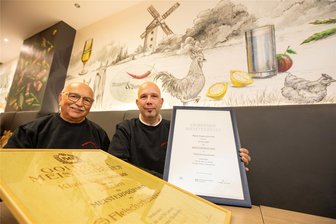 Mit Herz und Handwerk: Die Erfolgsgeschichte der Fleischerei Eisenschmidt in Plauen - Klaus Eisenschmidt (l.) und Sohn René mit ihrem goldenen und silbernen Meisterbrief in der Filiale des Plauener Einkaufszentrums Stadt-Galerie.