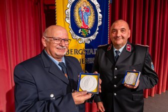 Mit Herz und Helm: Die Stadt Marienberg vergibt Ehrenplaketten in Weiß an zwei Feuerwehrmänner - Olaf Schütz (l.) und Frank Racz wurden mit der Ehrenplakette in Weiß der Stadt Marienberg ausgezeichnet.