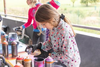 Mit Herzblut und Spraydose: Jugendtreff im Erzgebirge kehrt aus der Versenkung zurück - Der Jugendtreff in Thum ist endlich wieder „Erreichbar“ – und das künftig auch für Kinder unter zwölf Jahren. Wie Linda, die sich im Ferienworkshop im Graffitisprayen geübt hat.