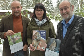Mit herzerwärmenden Fotos von aufgepäppelten Tieren: Kalender unterstützt Tierfreundin aus Bad Elster - Die Freien Wähler - im Foto Martin Schwarzenberg (rechts) und Peter Kostek - unterstützen mit dem Reinerlös aus dem Verkauf eines Kalenders Corinna Heinrich und ihre Vogel- und Igelpflegestation.