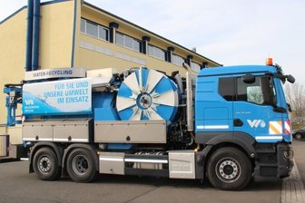 Mit Hochdruck geht es unter die Erde - Weiß, blau und mit moderner Wasseraufbereitung zieht der neue Laster in den Kampf mit dem Schmutz in den Kanälen.