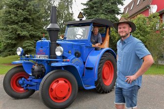 Mit hochpoliertem Lanz Bulldog geht es zum Traktorentreffen nach Zug - Vorfreude, schönste Freude: Max Geisler wird am Sonntag mit dem von seinem Großvater Arnd Krumpein komplett restaurierten Lanz Bulldog, Baujahr 34, von Hilbersdorf nach Zug fahren. Denn auf dem Gelände am Alten Volksgut findet am 22. August ab 10 Uhr das erste Traktorentreffen statt. Organisiert wird dieses Treffen von Marco Ritter und Thomas Beer. Ihnen liegen bisher mehr als 100 Anmeldungen aus dem Freiberger Raum, aber auch aus ganz Sachsen vor. Ritter und Beer veranstalten auch das vierte US-Car-Meeting vom 27. bis 29. August am Alten Volksgut in Zug. Bisher liegen dafür über 300 Anmeldungen aus der ganzen Bundesrepublik vor. Mindestens 3000 Besucher werden laut Veranstalter erwartet.hh/mer