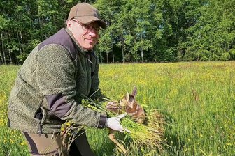 Mit hochpräziser Wärmebildkamera-Drohne: Erzgebirger retten in den Wiesen Rehkitze vor dem Tod - Jonny Bochmann ist Jäger aus Jahnsdorf. Er hilft auch dieses Jahr fachmännisch mit, Rehkitze zu retten. Das Foto stammt vom Testversuch 2023.
