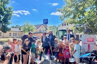 Mit Höchstgeschwindigkeit ins Internet: Breitband-Initative an Sachsens Schulen in Niederfrohna gestartet - Am Donnerstag gab es den symbolischen Spatenstich für den Beginn der Bauarbeiten für die Glasfaser-Anbindung der Grundschule Niederfrohna.