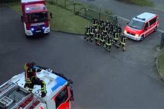 Mit Holland-Hit: So dankt die Leipziger Feuerwehr den niederländischen EM-Fans - Die Leipziger Feuerwehr in Action: Der Kamerad auf dem Laster gibt die Richtung vor, die anderen folgen.