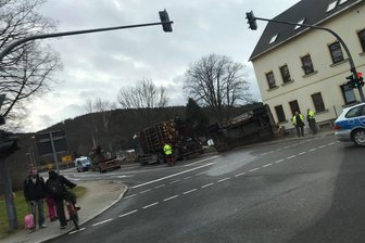 Mit Holz beladener Hänger umgekippt -