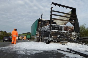 Mit Holz beladener Lkw-Anhänger in Flammen - Stau auf A72 bei Pirk - 