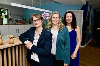 Mit Holz und Herz: Neue Kinderarztpraxis in Wilkau-Haßlau eröffnet - Die Kinderärztinnen Karolin Bauer, Katja Löst und Britta Herbst (von links) kümmern sich in der neuen Kinderarztpraxis in Silberstraße um die kleinen Patienten.