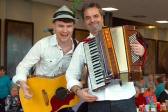 Mit Holzmichel“ und „Steigermarsch“: Darum steppt im Stadtsaal Flöha der Bär - Thomas „Rups" Unger (r.) und sein Sohn Toni sorgten im Stadtsaal in Flöha für beste Stimmung.