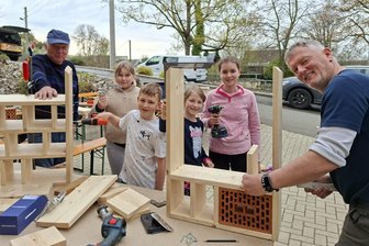 Mit Hotelbau und mehr: 50 Helfer klotzen beim Rotschauer Frühjahrsputz ran - Gemeinsam geht’s besser. Alt und Jung beim Bau der Rotschauer Insektenhotels.