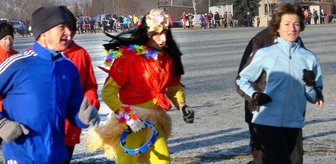 Mit Hula-Röckchen und Hellebarde unterwegs - 
              <p class="artikelinhalt">Spaßvogel Joachim Knorr (Mitte) hatte wieder den Vogel abgeschossen: Der 68-jährige Ortmannsdorfer drehte als Hawaii-Tänzerin mit Perücke, Blütenkette und Tambourin seine Runden.</p>
            