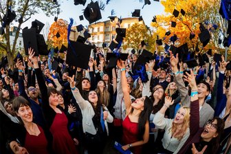 Mit Hutwurf: In Mittweida feiern 200 Absolventen ihren Studienabschluss - Nach der Exmatrikulationsfeier warfen die Absolventinnen und Absolventen demonstrativ ihre Hüte in die Höhe.