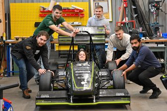 Mit ihrem 120.000-Euro-Wagen: Racing-Team der TU Chemnitz sucht neue Werkstatt - Der neue Rennwagen des TUC-Racing-Teams wurde erst kürzlich vorgestellt. Am Steuer: Vereinschefin Ivy Fox.