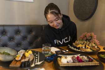 Mit japanischer Bundesligaspielerin zum Restaurant-Test: Welches Sushi in Zwickau schmeckt authentisch? - Wichtigstes Utensil beim Sushi-Test war das Handy. Denn weil die Japanerin Kaho Nakayama kein Deutsch und kaum Englisch spricht, musste eine Übersetzungsapp bei der Verständigung helfen.