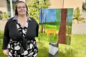 Mit jedem Pinselstrich zurück ins Leben: Wie einer jungen Frau aus dem Erzgebirge das Malen im Leben hilft - Blick auf den Steinberg in Zschorlau: Auch auf dieses Bild ist Maja (23) stolz. Sie beteiligt sich an einem Kunstprojekt der Diakonie Erzgebirge.