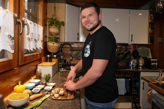 Mit Käseknödeln und rotem Linsensalat - Langenbernsdorfer zieht in die „Küchenschlacht“ - Frisch kocht Familienvater Ben Rödel mehrmals in der Woche. Nun will er sein Können auch vor den Juroren der Sendung „Die Küchenschlacht“ beweisen.