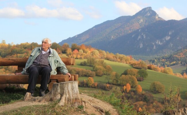 Mit Kamera, Strickjacke und viel Herz - Klaus Ebert an einem seiner Lieblingsorten, den Bergen in der Slowakei. 