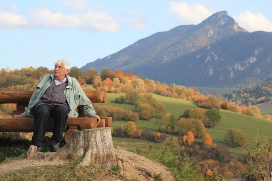 Mit Kamera, Strickjacke und viel Herz - Klaus Ebert an einem seiner Lieblingsorten, den Bergen in der Slowakei. 