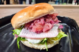 Mit Karamellnote: Neuer Kick fürs Matjesbrötchen - Der besondere Reiz bei diesem Matjesburger: eine karamellige Zwiebel-Apfel-Mischung on top.