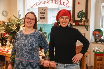 Mit Karl Marx Händewaschen: Über die Salbenmacherinnen von der Limbacher Straße in Chemnitz - Das sind die Gründerinnen und Geschäftsinhaberinnen von „Beti Lue“, der Salbenmanufaktur aus Chemnitz: Dr. Bettina Lühmann (l.) und Silke Koppe.