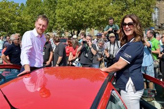 Mit Katarina Witt im knallroten Golf: Sachsen Classic rollt durchs Erzgebirge - Katarina Witt (r.) ist bei der Sachsen Classic mit unterwegs. Links Ministerpräsident Michael Kretschmer. Das Foto entstand beim Start in Zwickau.