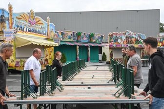 Mit Keimzeit und dem OB: Grünaer feiern fünf Tage lang Kirmes - Am Mittwochnachmittag hatten Ortsvorsteher Lutz Neubert (links) und viele Helfer unter anderem noch mit dem Aufbau der Biertischgarnituren auf dem Festplatz alle Hände voll zu tun. Denn am Abend sollte hier die Chemnitzer Band Bauerplay den Auftakt zur Grünaer Kirmes vollziehen.