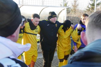 Mit KI-gestützter Technik: So bläst ein Abstiegskandidat aus dem Erzgebirge in der Sachsenklasse zur Aufholjagd - OFC-Trainer Christian Steingräber (Mitte) setzt auf Teamgeist – und auf moderne Technik.