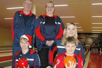 Mit Kind und Kegel aktiv beim Weihnachtsturnier beim TSV Fortschritt Mittweida - Mit Kind und Kegel: Thomas und Simone Troll (h.) sowie Sindy Schmidt, Franziska Herrmann und der kleine Jadon (v.v.l.) sind nicht nur familiär verbandelt, sondern räumen auch für den TSV Fortschritt Mittweida ab - unter anderem beim Weihnachtskegeln an diesem Donnerstag. 