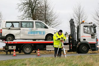 Mit Kindern besetzter Kleinbus von Milchlaster gerammt -