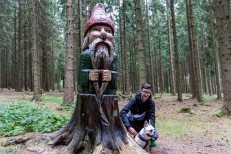 Mit Kindern im Erzgebirge auf Tour: Vier Routen für Familien und ein Geheimtipp - Lisa Albert mit ihrem Hund Cookie genießt die Ruhe, wenn sie auf dem Waldgeisterweg wandert und sich die mühevoll gestalteten Figuren anschaut. Regelmäßig kommen dank den Schnitzvereinen aus Ehrenfriedersdorf, Thum und Geyer neue hinzu.