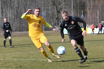 Mit klarem Blick: Großwaltersdorfer Kicker überrennen Geringswalde im Wiederholungsspiel des Kreispokals - Lagen schon nach einer Viertelstunde mit 0:2 im Rückstand: Die Geringswalder Kicker um Kevin Moratzky (l.), der hier gegen TSV-Spieler Lenny Tom Oehme das Nachsehen hat.