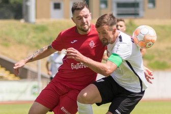 Mit klarem Erfolg in die Sommerpause - VFC-Kapitän Marian Albustin (rechts), hier im Duell gegen Paul Hans Kirchner, verlässt die Plauener nach fünf Jahren.