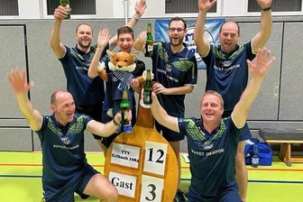 Mit klarem Heimerfolg zum Staffelsieg - Die Spieler des TTV Erlbach konnten nach ihrem Sieg und der Niederlage von Muldenhammer die Meisterschaft feiern. 