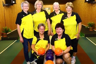 Mit klarem Sieg auf Kurs - Birgit Hirsch und Karla Schödl (v. v. l.) sowie Micaela Zeidler, Sabine Laub, Ingelore Kirchner und Karin Weber (h. v. l.) kegeln stark.