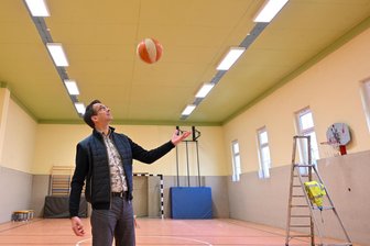Mit kleinen Schritten: Niederfrohna modernisiert Sportanlagen und Kita - Bürgermeister Jens Hinkelmann in Sporthalle der Grundschule Niederfrohna.