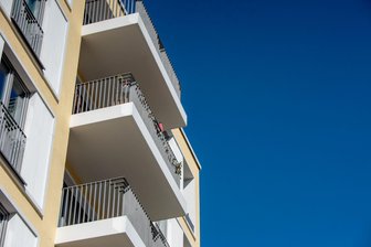 Mit Kleinkindern keine Getränkekisten auf den Balkon stellen - Balkon im Sicherheitscheck: Kisten, Stühle und Tische weg von der Brüstung, damit Kinder nicht hochklettern können.