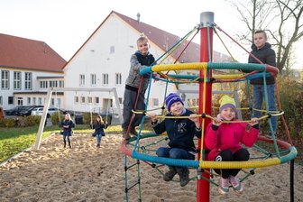Mit Kletterturm, Schaukel und mehr: Schüler im Erzgebirge bekommen neuen Spielplatz - 