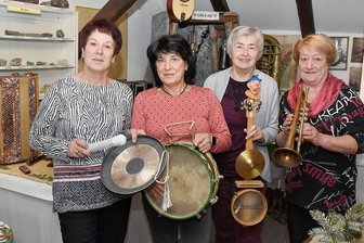 Mit "Kling-Klang" in die Adventszeit in Tirpersdorf - Organisiert und zusammengestellt wurde die Weihnachtsausstellung in Tirpersdorf unter anderem von Karin Förster, Doris Nagel, Sigrid Six und Angelika Voedisch (von links). 