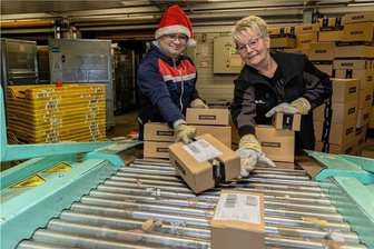 Mit Knecht Ruprecht auf Erfolgskurs: Paketzentrum Neumark schlägt täglich 500.000 Sendungen um - Matthias Schwabe und Martina Kunert - für die Abteilungsleiterin die letzten Handgriffe in Neumark.