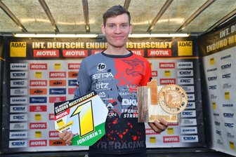 Mit knitterfreiem Nervenkostüm: Endurofahrer aus Reinsdorf wird auf den letzten Metern Deutschen Meister - Es ist nicht zu übersehen: Arvid Meyer aus Reinsdorf war in seiner Klasse der Deutschen Enduromeisterschaft in diesem Jahr die Nummer 1.