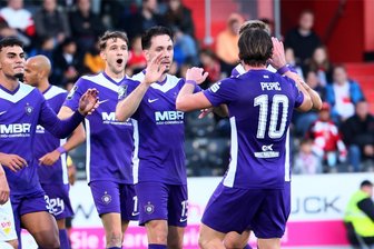 Mit kompakter Defensive und viel Leidenschaft: FC Erzgebirge Aue feiert Auswärtssieg in Großaspach - Die Veilchen bejubeln den Führungstreffer von Marcel Bär.