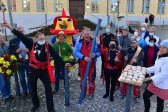 Mit Konfetti, Würstchen und Pfannkuchen: Narren holen sich die Schlüssel -