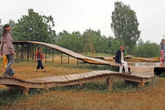 "Mit Kraft, Energie und Liebe" - Aufgrund des Wetters mit heftigem Regen konnte das Schauspielensemble am Mittwoch nur eine kurze Szene in der Naturkulisse auf der Alten Elisabeth präsentieren. 