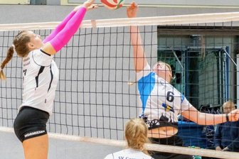 Mit Kraftakt in die Playoffs - Hormissen-Kapitänin Tina Bieligk (l.) und die Freibergerin Linda Schreiter duellieren sich am Netz. Die Gäste boten dem Favoriten aus Hormersdorf ordentlich Paroli, zogen aber dennoch den Kürzeren.