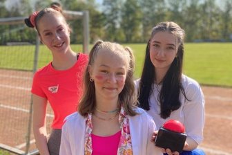 Mit kreativen Ideen organisieren Schüler ein Sportfest für Schüler - Beim Ausdauerlauf gaben die Neuntklässlerinnen Helene Pärsch (vorn), Juline Meyer (links) und Leonie Marlen Passauer den Startschuss für die Grundschüler. 