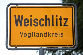 Mit Krückstock Glastisch zerschlagen: Warum ein Randalierer von Weischlitz womöglich straffrei davonkommt - In Weischlitz hatte im Juli ein türkischer Asylbewerber für Unruhe gesorgt, als er in einer Physiotherapie und tags darauf in einer Arztpraxis randalierte. Es ist fraglich, ob er für die Taten bestraft werden kann.