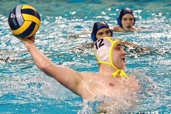 Mit kühlem Kopf zum Erfolg - Laurence Bolman in Aktion. In Würzburg traf er zweimal für die Plauener Wasserballer, die damit zurück in der Erfolgsspur sind. Am Samstag kommt Spitzenreiter Duisburger SV ins Plauener Stadtbad.