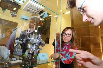 Mit Kurfürstin Anna unterwegs: Auf silbernem Pfad durch die Geschichte von Freiberg - Lennard Roth vom Kinder- und Jugendparlament und Anja Fiedler, Leiterin des Amtes Kultur-Stadt-Marketing, betrachten die Modelle der Figuren, die den Silberstadtweg in Freiberg säumen werden.