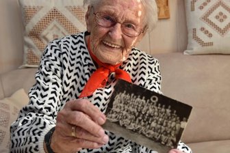 Mit Lachen und Sport die 100 gefüllt - Margot Lang in Cranzahl wird an diesem 12. Oktober 100 Jahre alt. Zahlreiche Zeitdokumente erzählen von ihrer Laufbahn im Schuldienst. 