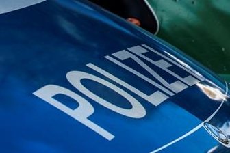 Mit Ladearm Brücke beschädigt - Lkw-Fahrer flieht vergeblich -